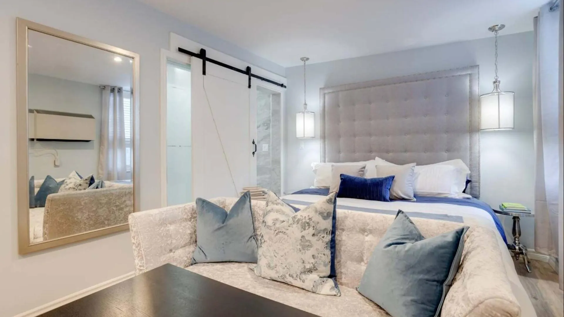Casa Hotel Stylish Suite With Patio In Leslieville Toronto