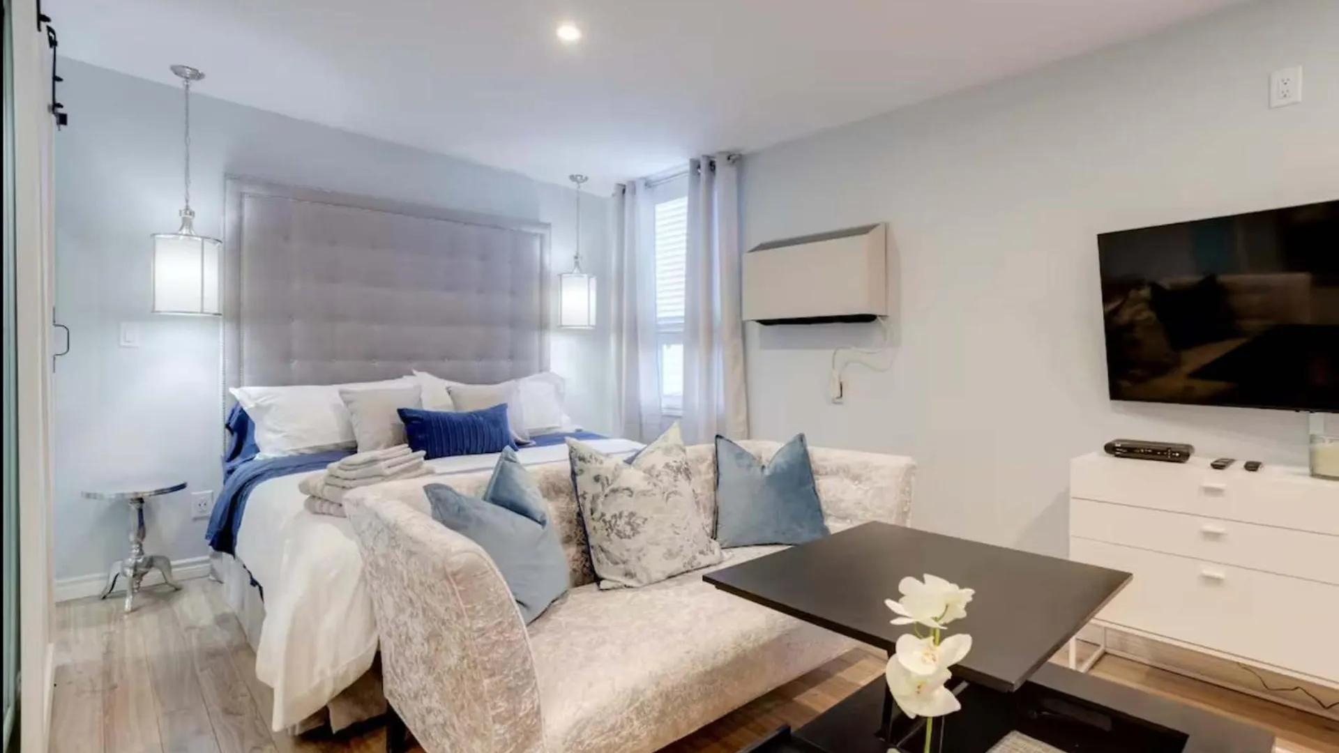 Casa Hotel Stylish Suite With Patio In Leslieville Toronto Canada