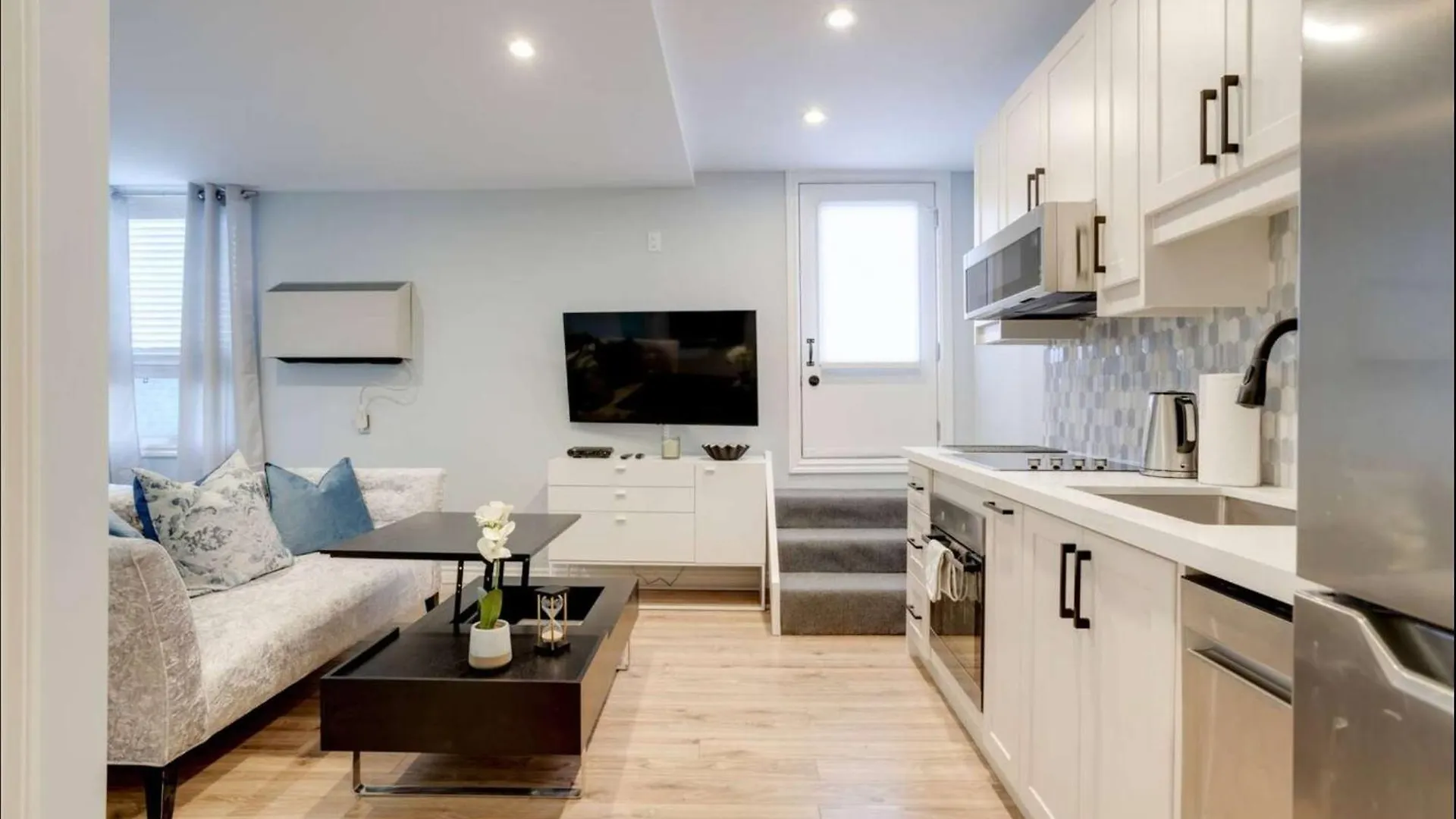 Casa Hotel Stylish Suite With Patio In Leslieville Toronto Canada